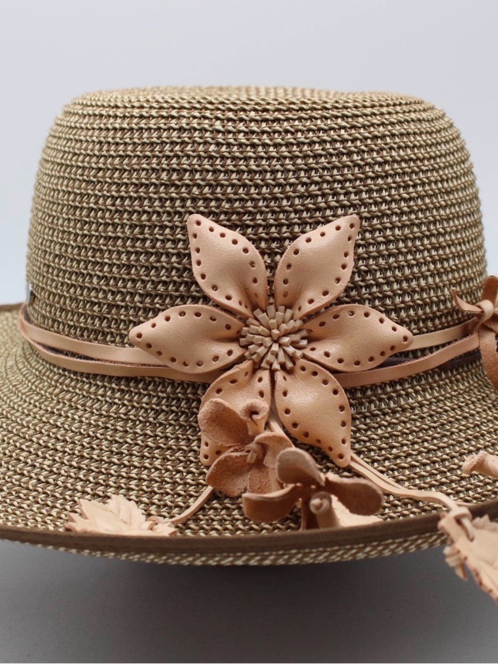 Women’s Straw Sun Hat with Beige Floral Trim